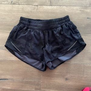 Lululemon Black Camo hotty hot shorts, 2.5” size 4